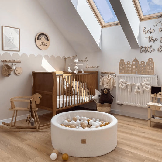 Boldbassin i hvid bouclé – 200 bolde (90x30 cm)